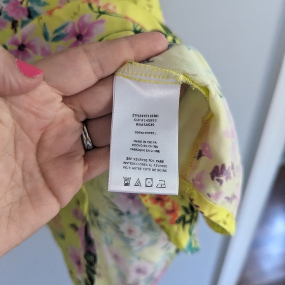 Women's Kut from the Kloth Yellow Floral Covered Button Blouse Small Lyocell - Picture 4 of 6